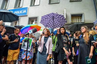 Protest przed komisariatem przy Królewskiej, po skandalicznej interwencji Policji - zdjęcie 28