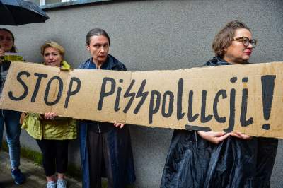 Protest przed komisariatem przy Królewskiej, po skandalicznej interwencji Policji - zdjęcie 8