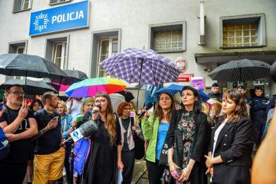 Protest przed komisariatem przy Królewskiej, po skandalicznej interwencji Policji - zdjęcie 32