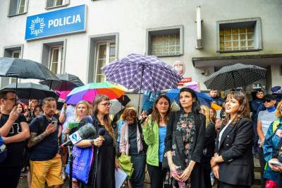 Protest przed komisariatem przy Królewskiej, po skandalicznej interwencji Policji - zdjęcie 30