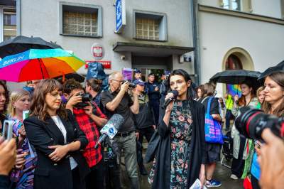 Protest przed komisariatem przy Królewskiej, po skandalicznej interwencji Policji - zdjęcie 9