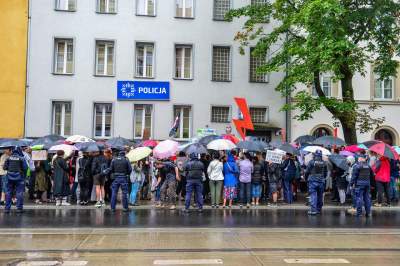 Protest przed komisariatem przy Królewskiej, po skandalicznej interwencji Policji - zdjęcie 21