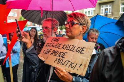 Protest przed komisariatem przy Królewskiej, po skandalicznej interwencji Policji - zdjęcie 29