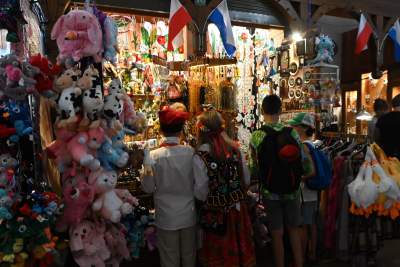 Święto Sukiennic, a na straganie... żółta gęś Pipa - zdjęcie 1