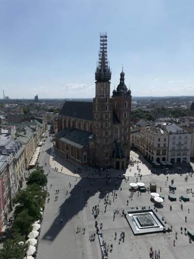 Wyższa wieża kościoła Mariackiego w rusztowaniu, ma to związek z koroną królewską - zdjęcie 1