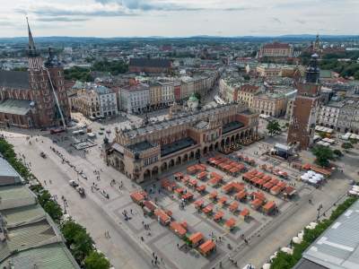 Wyższa wieża kościoła Mariackiego w rusztowaniu, ma to związek z koroną królewską - zdjęcie 8