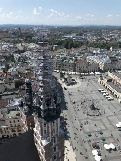 Wyższa wieża kościoła Mariackiego w rusztowaniu, ma to związek z koroną królewską - zdjęcie 6