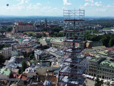 Wyższa wieża kościoła Mariackiego w rusztowaniu, ma to związek z koroną królewską - zdjęcie 5