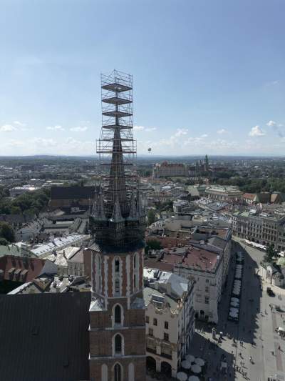 Wyższa wieża kościoła Mariackiego w rusztowaniu, ma to związek z koroną królewską - zdjęcie 3