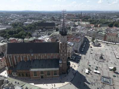 Wyższa wieża kościoła Mariackiego w rusztowaniu, ma to związek z koroną królewską - zdjęcie 4