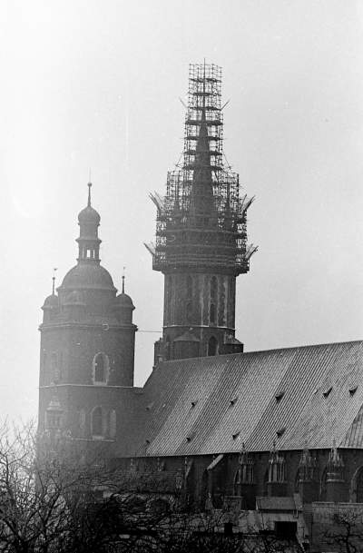 Hejnalica Mariacka w remoncie 45 lat temu i dziś... - zdjęcie 2