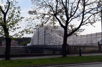 No to zapakowali go w całości. Co będzie po odsłonięciu? - zdjęcie 16