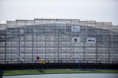 No to zapakowali go w całości. Co będzie po odsłonięciu? - zdjęcie 1