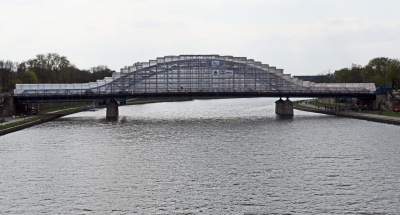 No to zapakowali go w całości. Co będzie po odsłonięciu? - zdjęcie 3