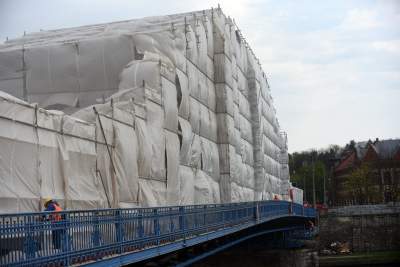 No to zapakowali go w całości. Co będzie po odsłonięciu? - zdjęcie 13