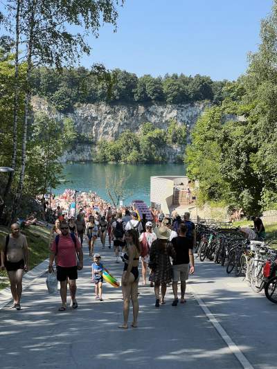 Znów trzeba było odstać ze trzy godziny, na dzikiej plaży trudno znaleźć miejsce - zdjęcie 15