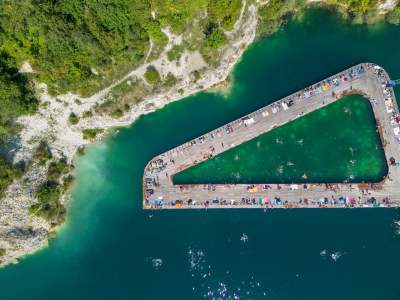 Znów trzeba było odstać ze trzy godziny, na dzikiej plaży trudno znaleźć miejsce - zdjęcie 33