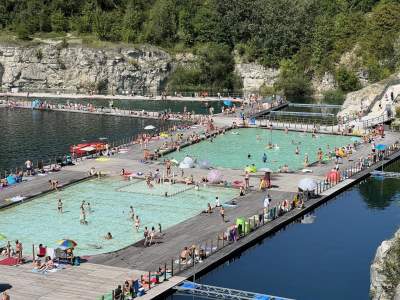 Znów trzeba było odstać ze trzy godziny, na dzikiej plaży trudno znaleźć miejsce - zdjęcie 13