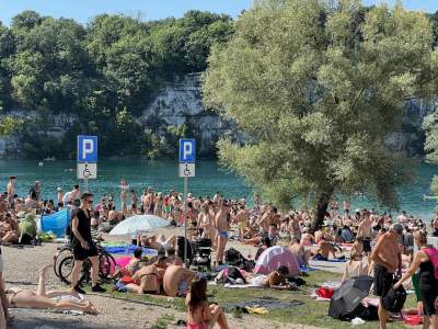 Znów trzeba było odstać ze trzy godziny, na dzikiej plaży trudno znaleźć miejsce - zdjęcie 17