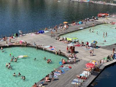 Znów trzeba było odstać ze trzy godziny, na dzikiej plaży trudno znaleźć miejsce - zdjęcie 11