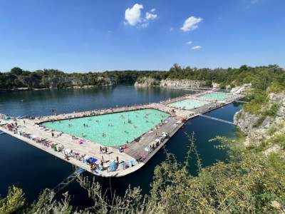 Znów trzeba było odstać ze trzy godziny, na dzikiej plaży trudno znaleźć miejsce - zdjęcie 7