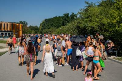 Znów trzeba było odstać ze trzy godziny, na dzikiej plaży trudno znaleźć miejsce - zdjęcie 2
