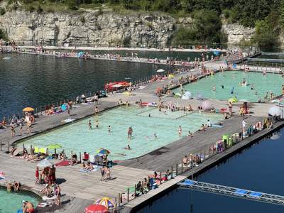 Znów trzeba było odstać ze trzy godziny, na dzikiej plaży trudno znaleźć miejsce - zdjęcie 10
