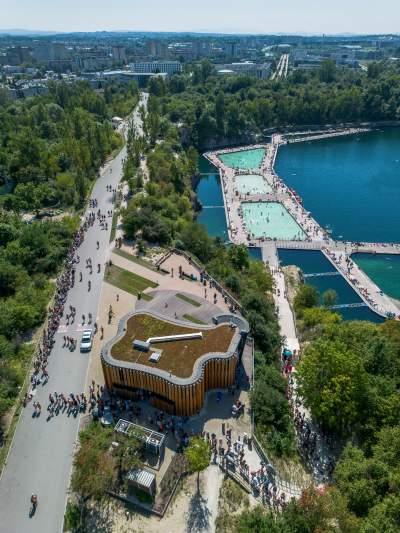 Znów trzeba było odstać ze trzy godziny, na dzikiej plaży trudno znaleźć miejsce - zdjęcie 30
