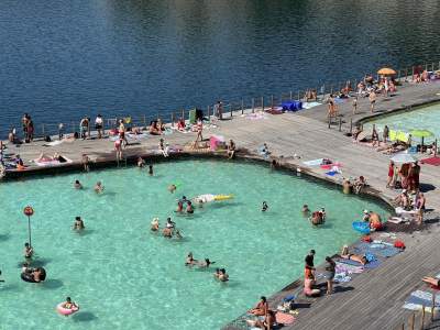 Znów trzeba było odstać ze trzy godziny, na dzikiej plaży trudno znaleźć miejsce - zdjęcie 9
