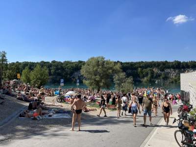 Znów trzeba było odstać ze trzy godziny, na dzikiej plaży trudno znaleźć miejsce - zdjęcie 16