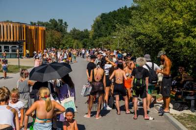 Znów trzeba było odstać ze trzy godziny, na dzikiej plaży trudno znaleźć miejsce - zdjęcie 1