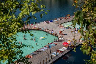 Znów trzeba było odstać ze trzy godziny, na dzikiej plaży trudno znaleźć miejsce - zdjęcie 26