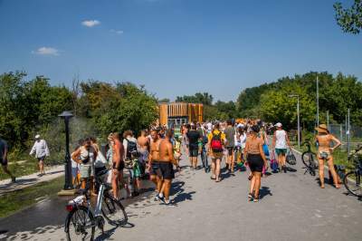 Znów trzeba było odstać ze trzy godziny, na dzikiej plaży trudno znaleźć miejsce - zdjęcie 20