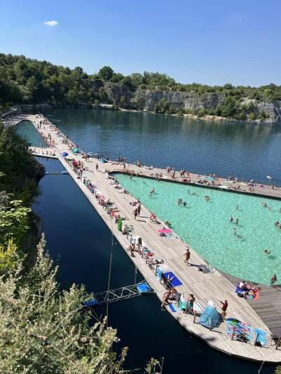 Znów trzeba było odstać ze trzy godziny, na dzikiej plaży trudno znaleźć miejsce - zdjęcie 6