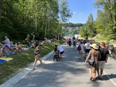 Znów trzeba było odstać ze trzy godziny, na dzikiej plaży trudno znaleźć miejsce - zdjęcie 12