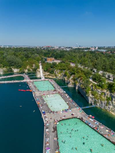 Znów trzeba było odstać ze trzy godziny, na dzikiej plaży trudno znaleźć miejsce - zdjęcie 32