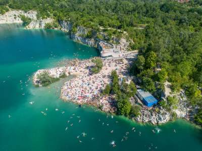 Znów trzeba było odstać ze trzy godziny, na dzikiej plaży trudno znaleźć miejsce - zdjęcie 28