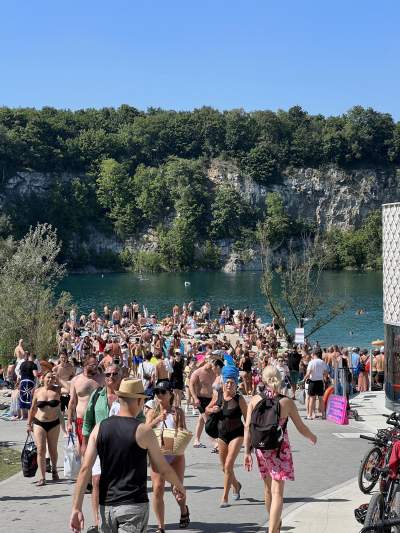 Znów trzeba było odstać ze trzy godziny, na dzikiej plaży trudno znaleźć miejsce - zdjęcie 19