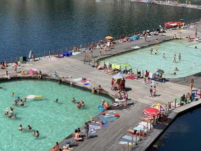 Znów trzeba było odstać ze trzy godziny, na dzikiej plaży trudno znaleźć miejsce - zdjęcie 8
