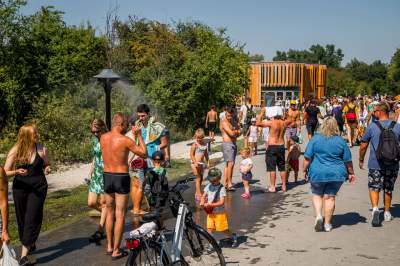 Znów trzeba było odstać ze trzy godziny, na dzikiej plaży trudno znaleźć miejsce - zdjęcie 21