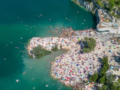 Znów trzeba było odstać ze trzy godziny, na dzikiej plaży trudno znaleźć miejsce - zdjęcie 29