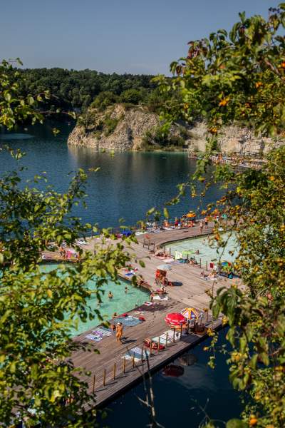 Znów trzeba było odstać ze trzy godziny, na dzikiej plaży trudno znaleźć miejsce - zdjęcie 24