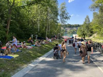 Znów trzeba było odstać ze trzy godziny, na dzikiej plaży trudno znaleźć miejsce - zdjęcie 14
