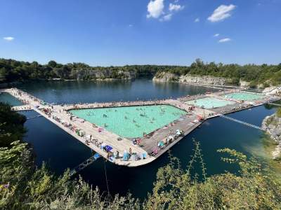 Znów trzeba było odstać ze trzy godziny, na dzikiej plaży trudno znaleźć miejsce - zdjęcie 5