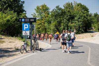 Znów trzeba było odstać ze trzy godziny, na dzikiej plaży trudno znaleźć miejsce - zdjęcie 36