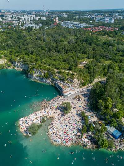Znów trzeba było odstać ze trzy godziny, na dzikiej plaży trudno znaleźć miejsce - zdjęcie 27