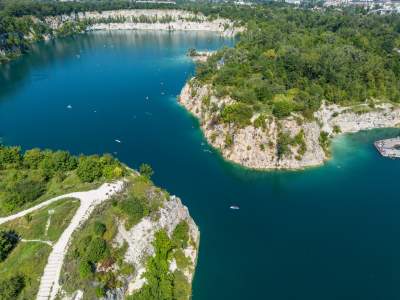 Znów trzeba było odstać ze trzy godziny, na dzikiej plaży trudno znaleźć miejsce - zdjęcie 35