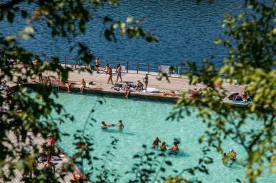 Znów trzeba było odstać ze trzy godziny, na dzikiej plaży trudno znaleźć miejsce - zdjęcie 25