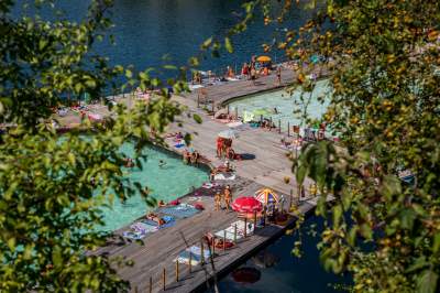 Znów trzeba było odstać ze trzy godziny, na dzikiej plaży trudno znaleźć miejsce - zdjęcie 23