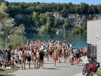 Znów trzeba było odstać ze trzy godziny, na dzikiej plaży trudno znaleźć miejsce - zdjęcie 18